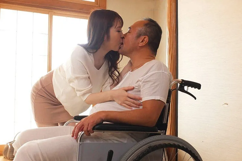 Người yêu của con trai hiếu thảo chăm sóc bố Gã chồng tàn tật